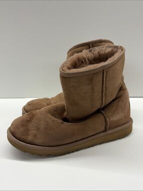 Used UGG Classic Short Boots Women’s Size 6